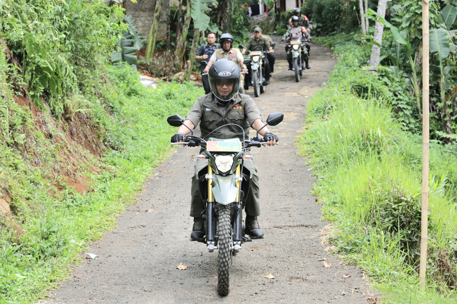 Kepala BNPB Letjen TNI Suharyanto, S. Sos., M.M., menggunakan motor menuju lokasi terdampak longsor di Desa Bencoy, Kecamatan Cireunghas, Kabupaten Sukabumi, Jawa Barat, pada Kamis (7/12).